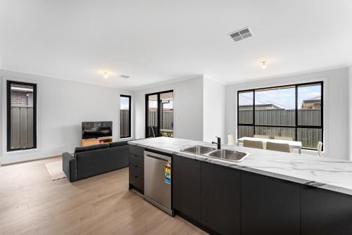Stylish Luxury 4BR - Close to Wineries & City in Smithfield Plains
