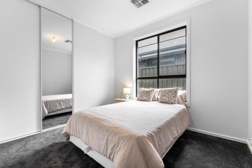 Stylish Luxury 4BR - Close to Wineries & City in Smithfield Plains