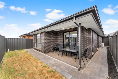 Stylish Luxury 4BR - Close to Wineries & City in Smithfield Plains
