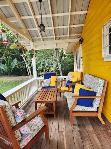 Balkons/terase, Cozy Yellow Cottage in Mount Hope