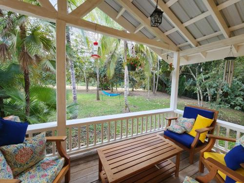 Balkons/terase, Cozy Yellow Cottage in Mount Hope
