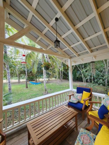 Balkons/terase, Cozy Yellow Cottage in Mount Hope