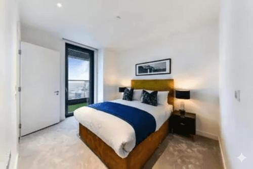 2 Bedrm Apartment Wrap Balcony Spa Gym Pool Sauna, Londyn