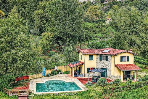 Casa Duetto - Villa with Infinity Pool & view over Lima valley in Баньї ді Лукка