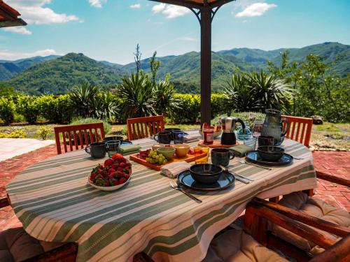 Casa Duetto - Villa with Infinity Pool & view over Lima valley in Баньї ді Лукка