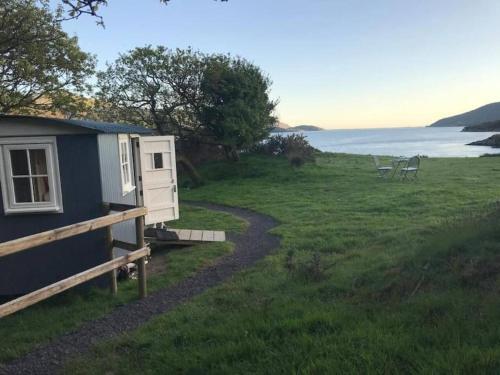 Snowdonia Shepherds Hut + Hot Tub 4