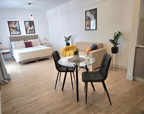 Modern Central location Studio with Rooftop Pool