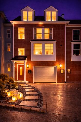 Grand DC Group Retreat Sleeps 22 Free Parking – khách sạn tại Anacostia