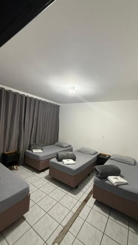 5 twin beds