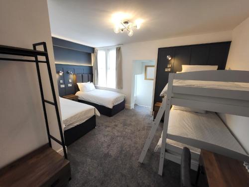 2 twin beds, 1 bunk bed