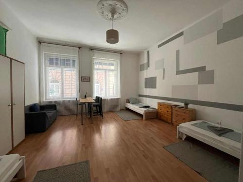 Quiet and Stylish Rooms in the Palace District 1