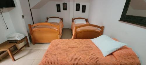 4 twin beds