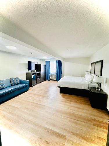 1 king bed, 1 sofa bed