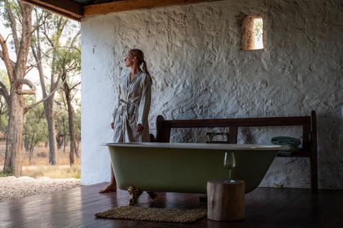 露天浴池, Parcoola Retreats Private Riverfront Escape with Outdoor Bath in 巴米拉