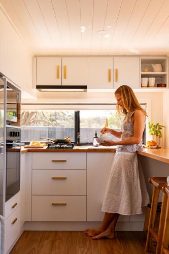 廚房, Parcoola Retreats Private Riverfront Escape with Outdoor Bath in 巴米拉