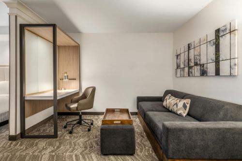 2 queen beds, 1 sofa bed