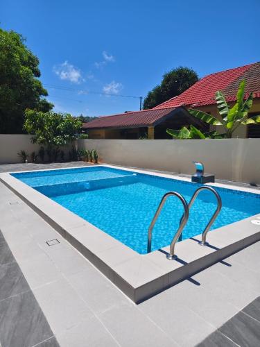 Narasya Homestay Wakaf Tengah Batu Rakit Private Pool – khách sạn tại Batu Rakit