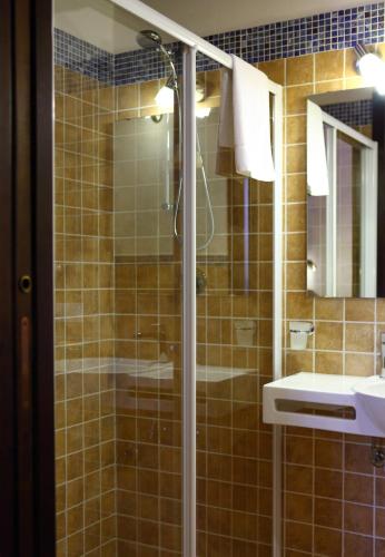 Deluxe Double or Twin Room image 2