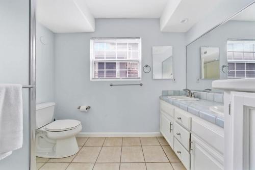 Value Beachfront withLarge Patio On The Bike Path apts - image 4