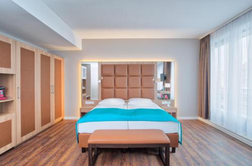 1 queen bed, 1 sofa bed