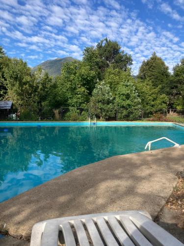 VALSHI, Camping, Cabañas