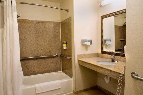 Holiday Inn Express Hotel & Suites Center by IHG in Center, USA