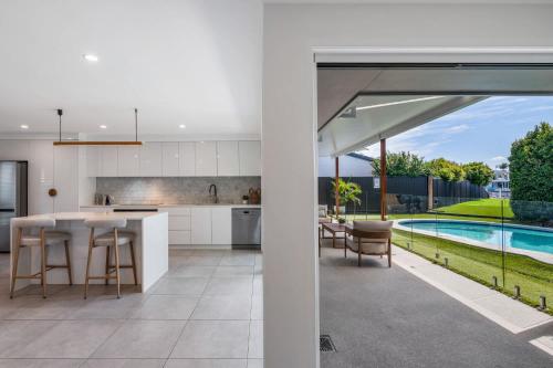 Mooloolaba Canal Retreat with Pool Sleeps 12 – khách sạn tại Mooloolaba