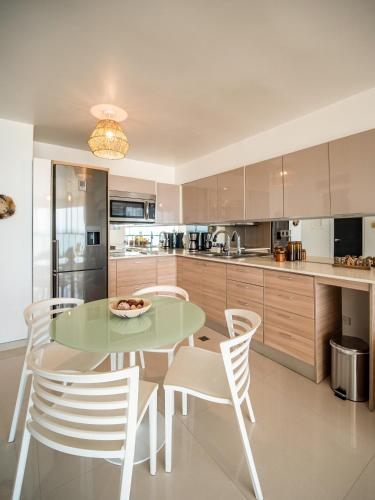 Kitchen, Ocean view 7 min to beach and airport DosLocosDeViaje in Maiquetía