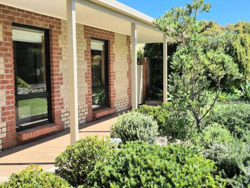 Relax on Ryan Robe - 100m to Beach, Cafes and Town, Robe