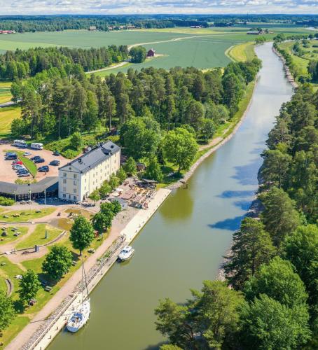 Exterior view of Norrqvarn Hotel & Resort by Vanerport