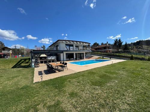 . Luxury Villa Rafaela Οικογενειακή βίλα με ιδιωτική πισίνα, BBQ κ παιχνίδια Ιδανική για οικογένειες με παιδια