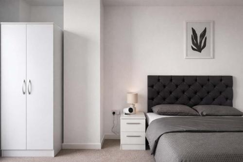 Modern Riverside Apartment Near City