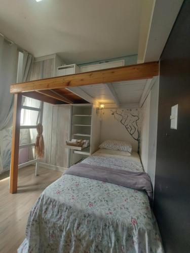 1 twin bed, 1 futon bed