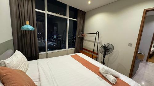 Luxury three bedroom apartment by Sky Suite - image 2
