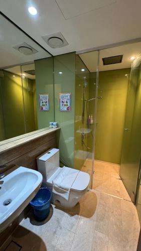Luxury three bedroom apartment by Sky Suite - image 12