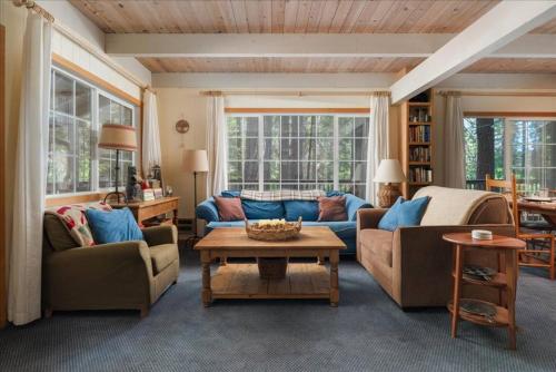Sweetpea Stay | Cabin Near Lake | Hot Tub | Dogs in Arnold (CA)