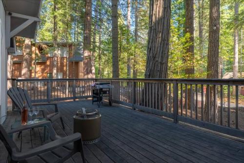 Sweetpea Stay | Cabin Near Lake | Hot Tub | Dogs in Arnold (CA)