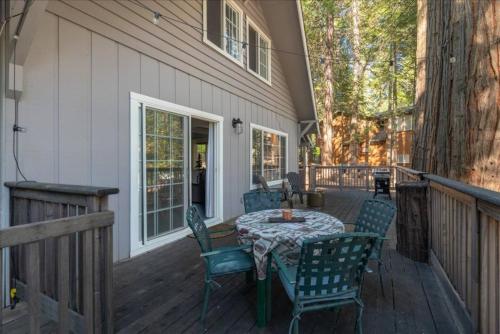 Sweetpea Stay | Cabin Near Lake | Hot Tub | Dogs in Arnold (CA)
