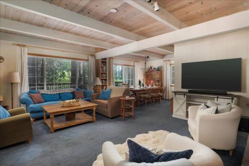 Sweetpea Stay | Cabin Near Lake | Hot Tub | Dogs in Arnold (CA)