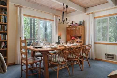 Sweetpea Stay | Cabin Near Lake | Hot Tub | Dogs in Arnold (CA)