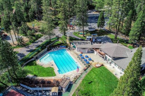 Sweetpea Stay | Cabin Near Lake | Hot Tub | Dogs in Arnold (CA)
