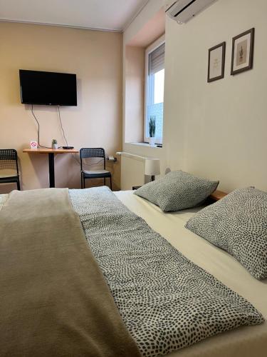 Ágy, Rooms with private Bathroom & Free Parking ''Sobe Zoka,, in Szabadka