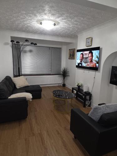 3 Bedroom Living Space gîte à louer Chadwell Heath Hospital