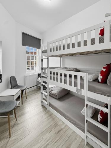Trio Den in Zone 2 - Willesden Green, London