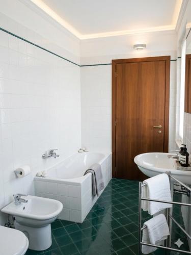 Central Apartment - image 8