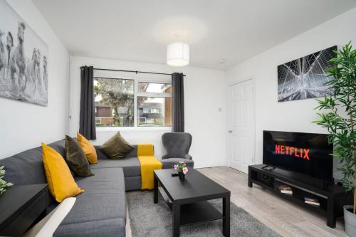 Spacious 4BR Home with Garden & Parking gîte à louer Burton