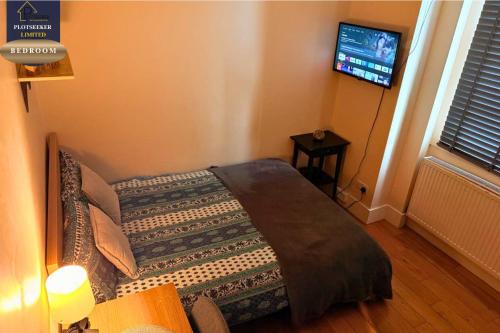 West Kensington 1BR 1-Min Tube Heathrow Direct - image 4