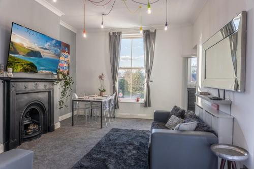 Bright High Street Apartment In Heart Of Town