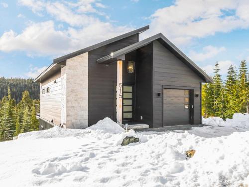 Black Arrow Chalet in Mount Washington (BC)
