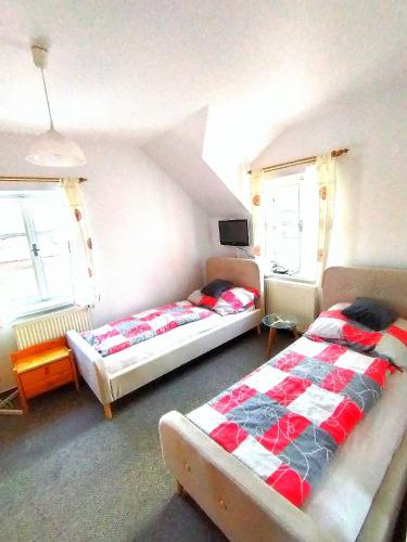 1 queen bed, 2 twin beds, 1 sofa bed